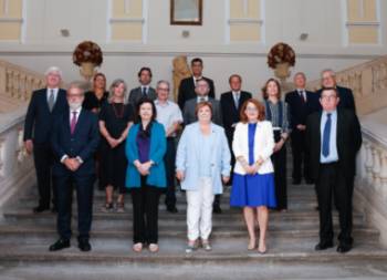 Presidentas y presidentes del Tribunal de Cuentas y de los OCEX junto con la Decana, en la escalera imperial de la Universidad